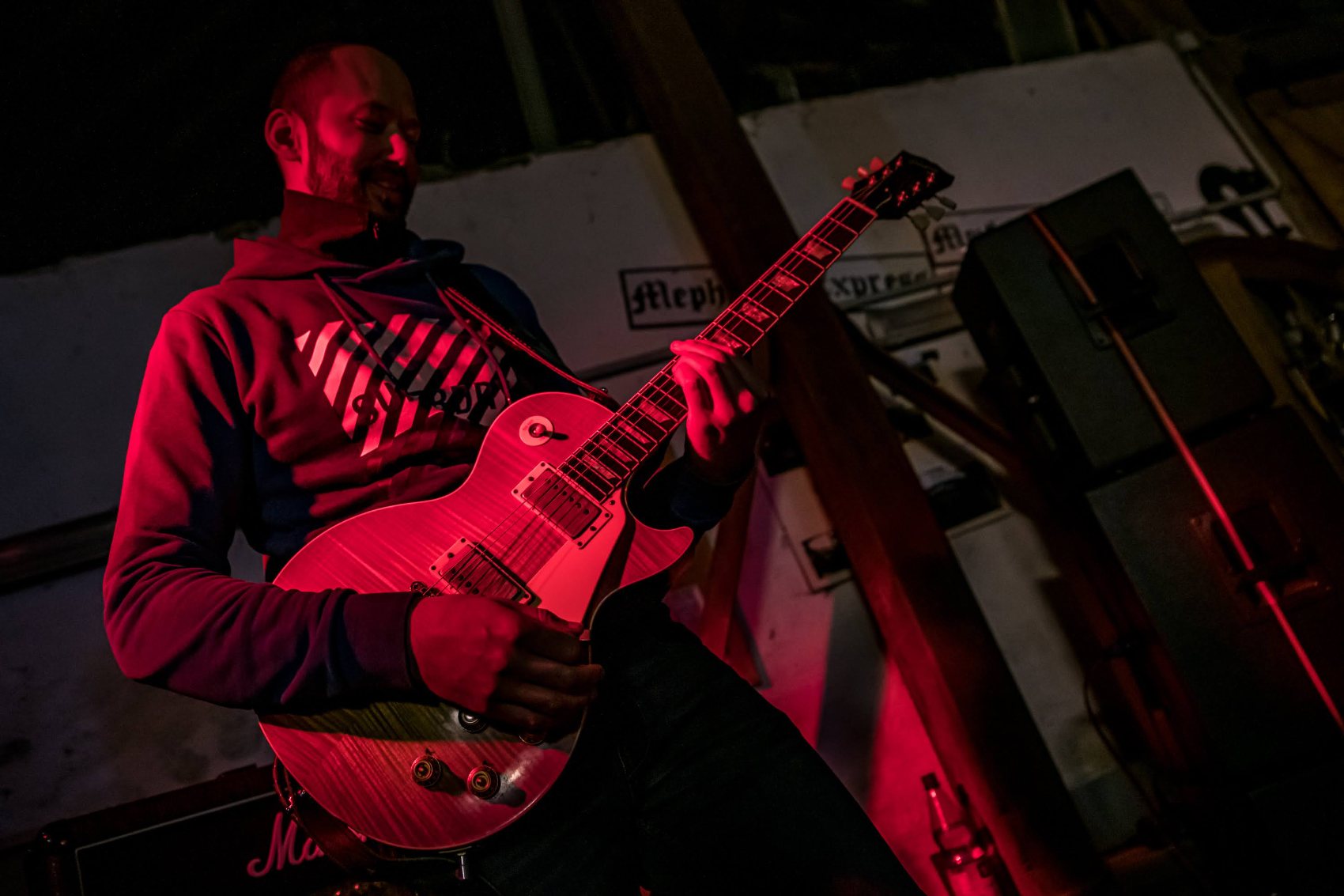 Chris an der Gitarre